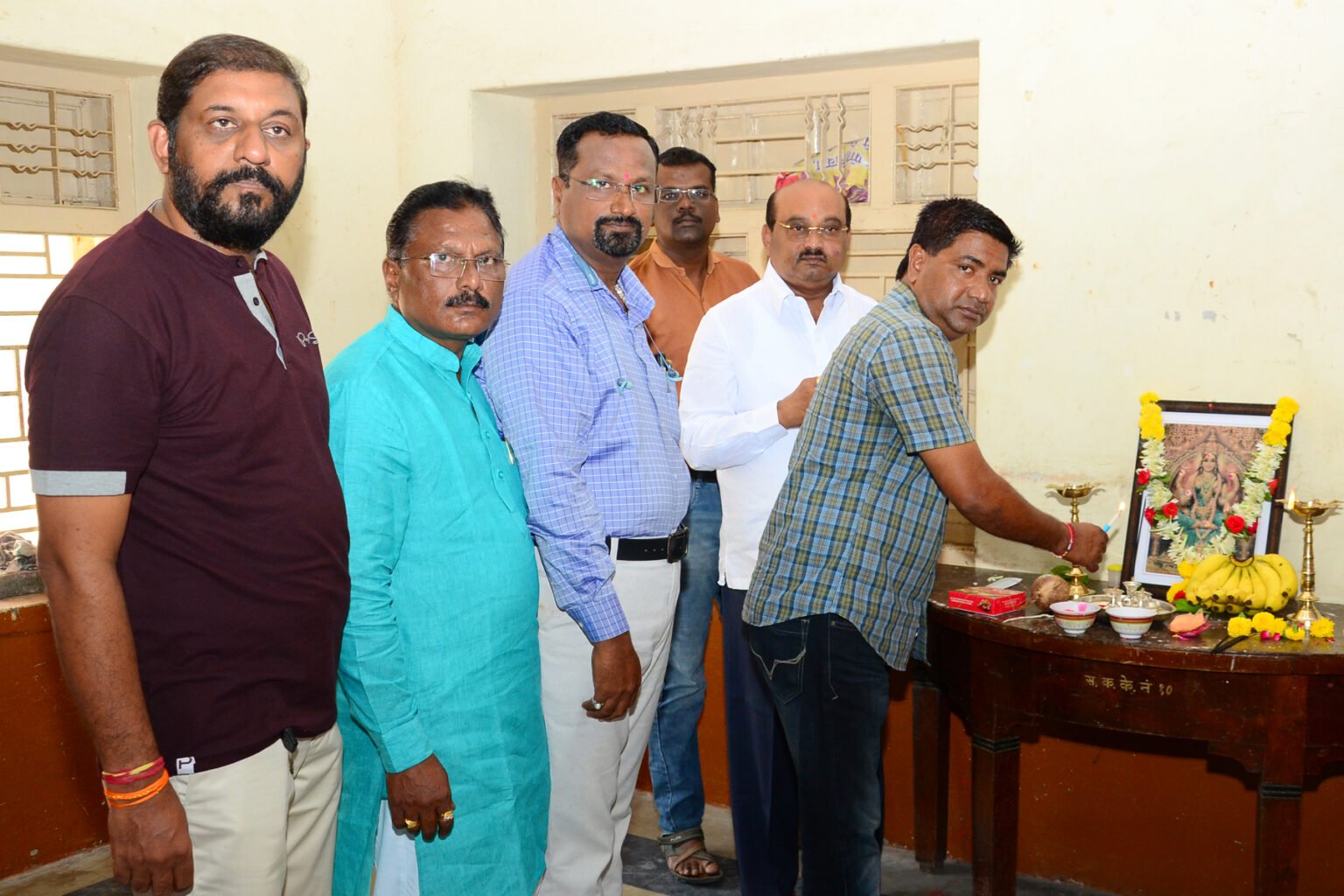 Group photo of officials and members at an event.
